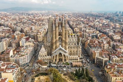 sagrada familia by antoni gaudi