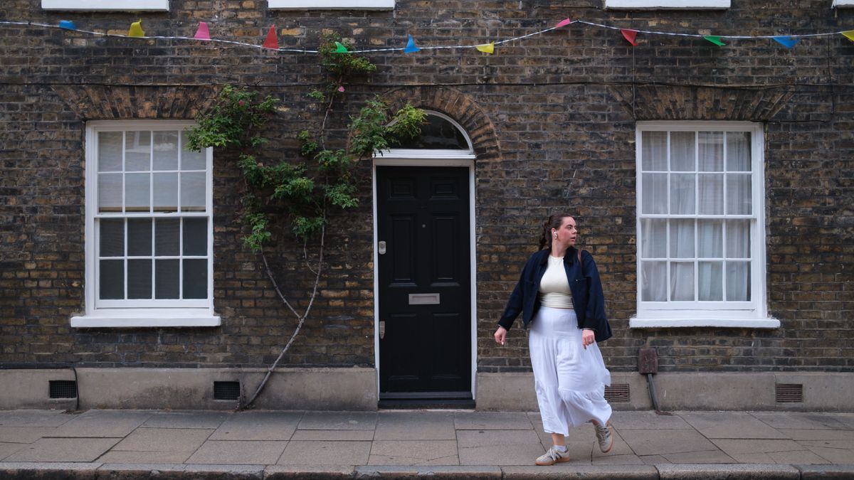 Fujifilm X100VI image gallery: London sidewalk, with old house frontage and tall windows, with passerby
