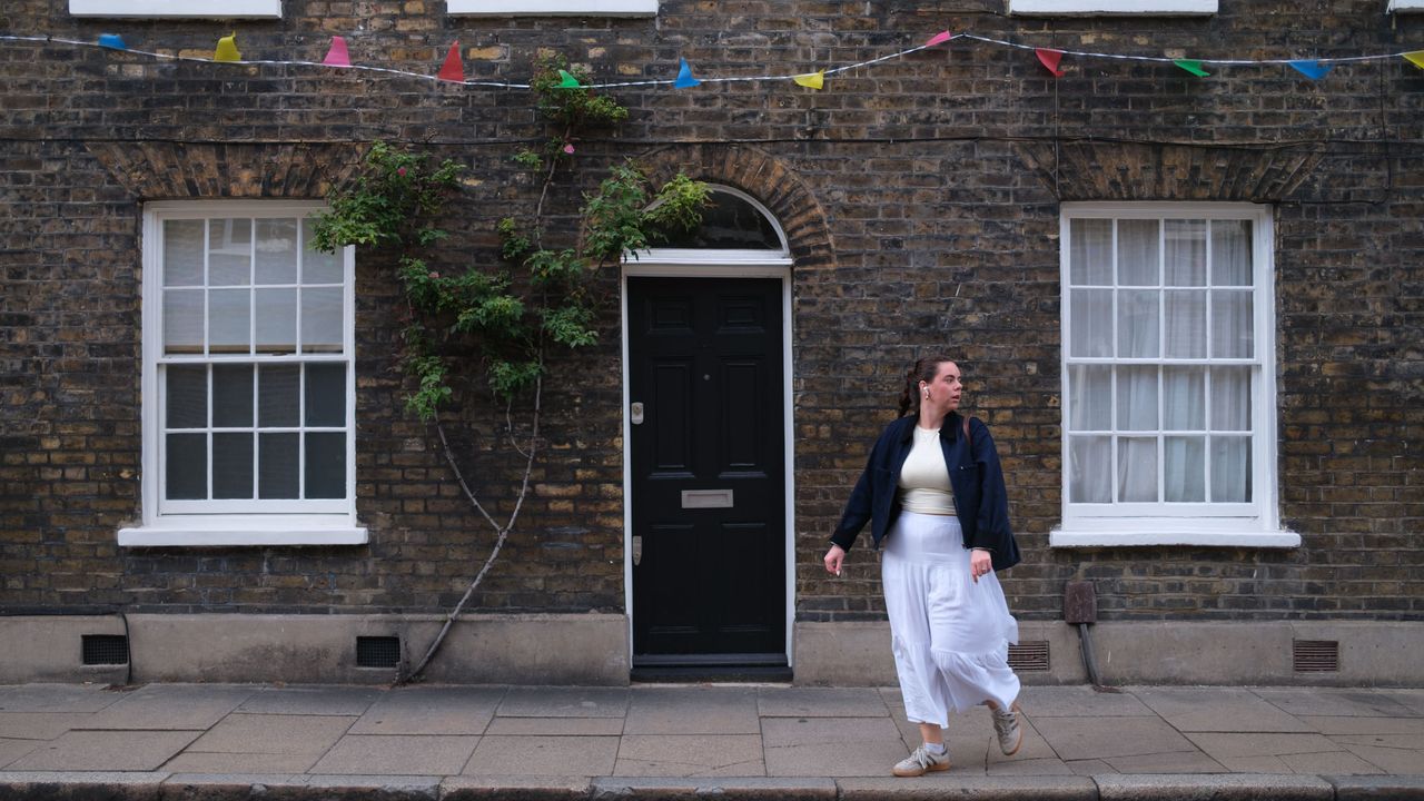 Fujifilm X100VI image gallery: London sidewalk, with old house frontage and tall windows, with passerby