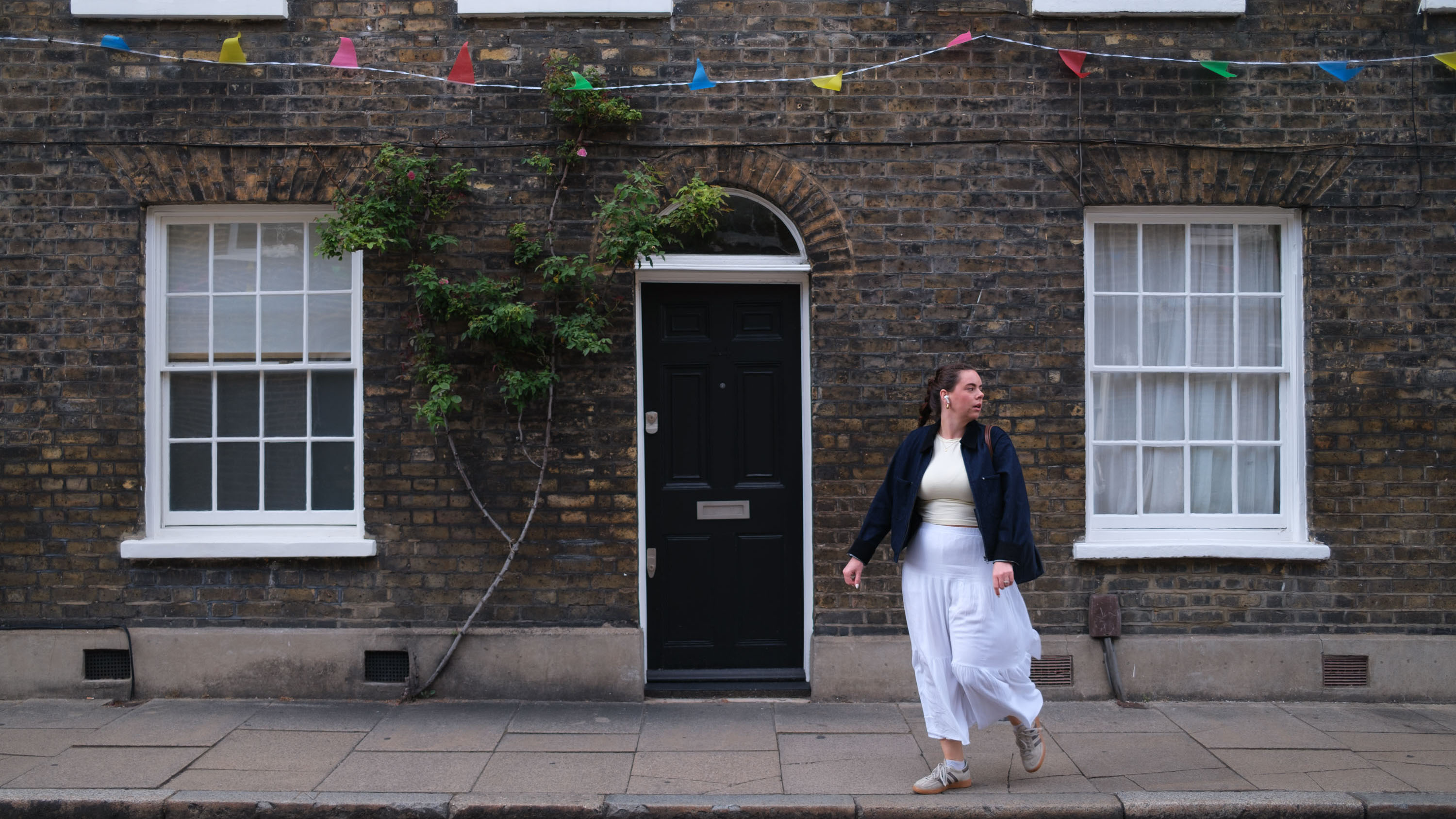 Fujifilm X100VI image gallery: London sidewalk, with old house frontage and tall windows, with passerby