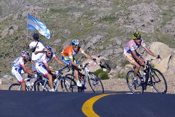 Valls rounds a corner with Nibali and the Androni riders in tow