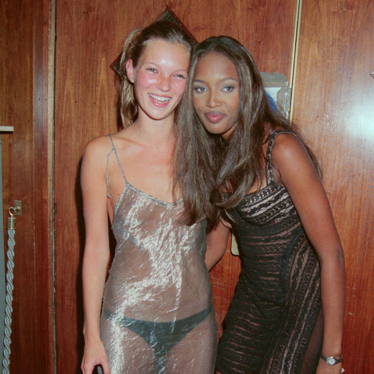 An image of Kate Moss and Naomi Campbell at a party in 1993, showcasing some of the most iconic '90s outfits.