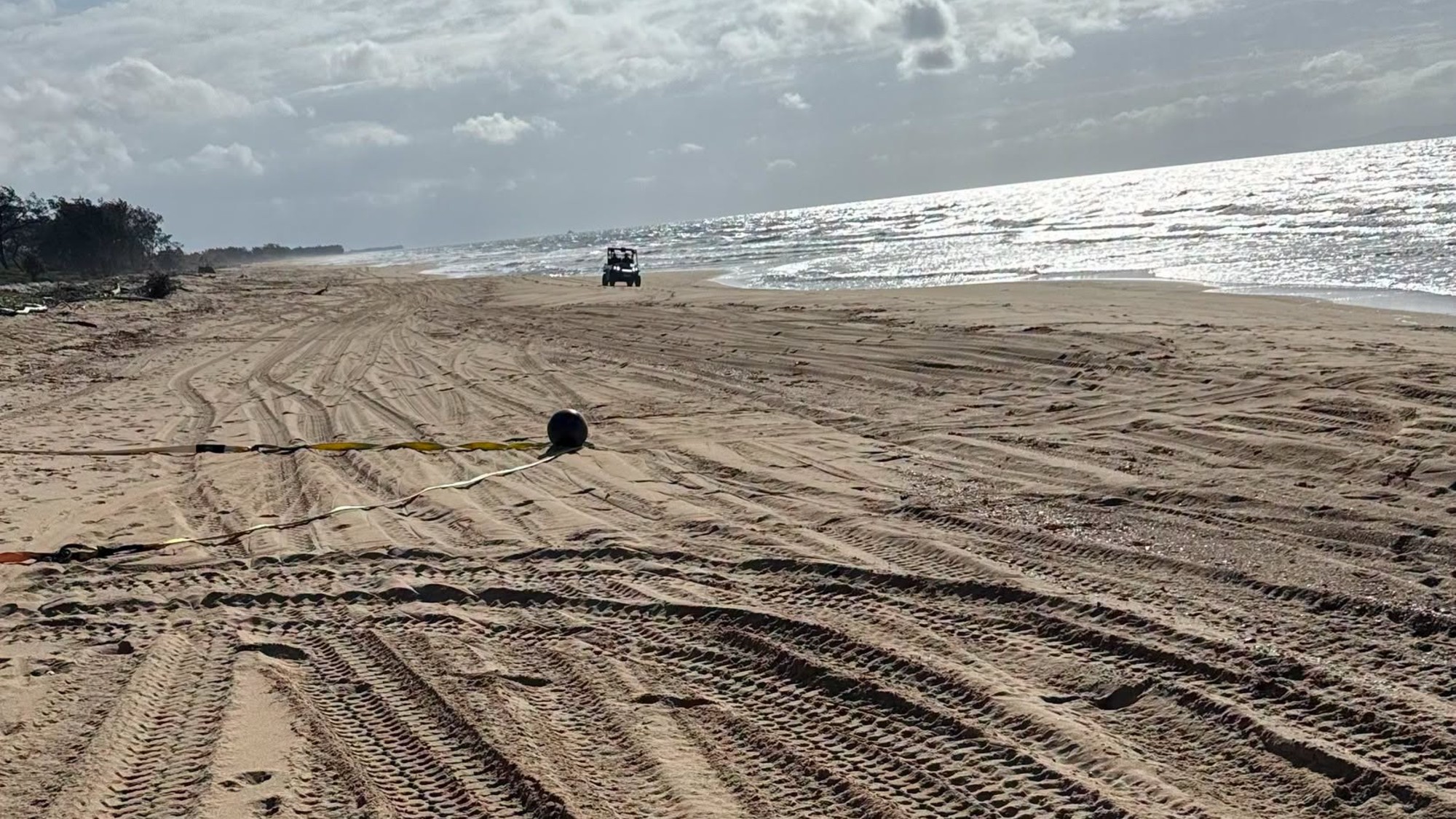 Uma esfera de metal em uma praia arenosa
