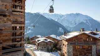 在高山滑雪电梯村Verbier冬季季节