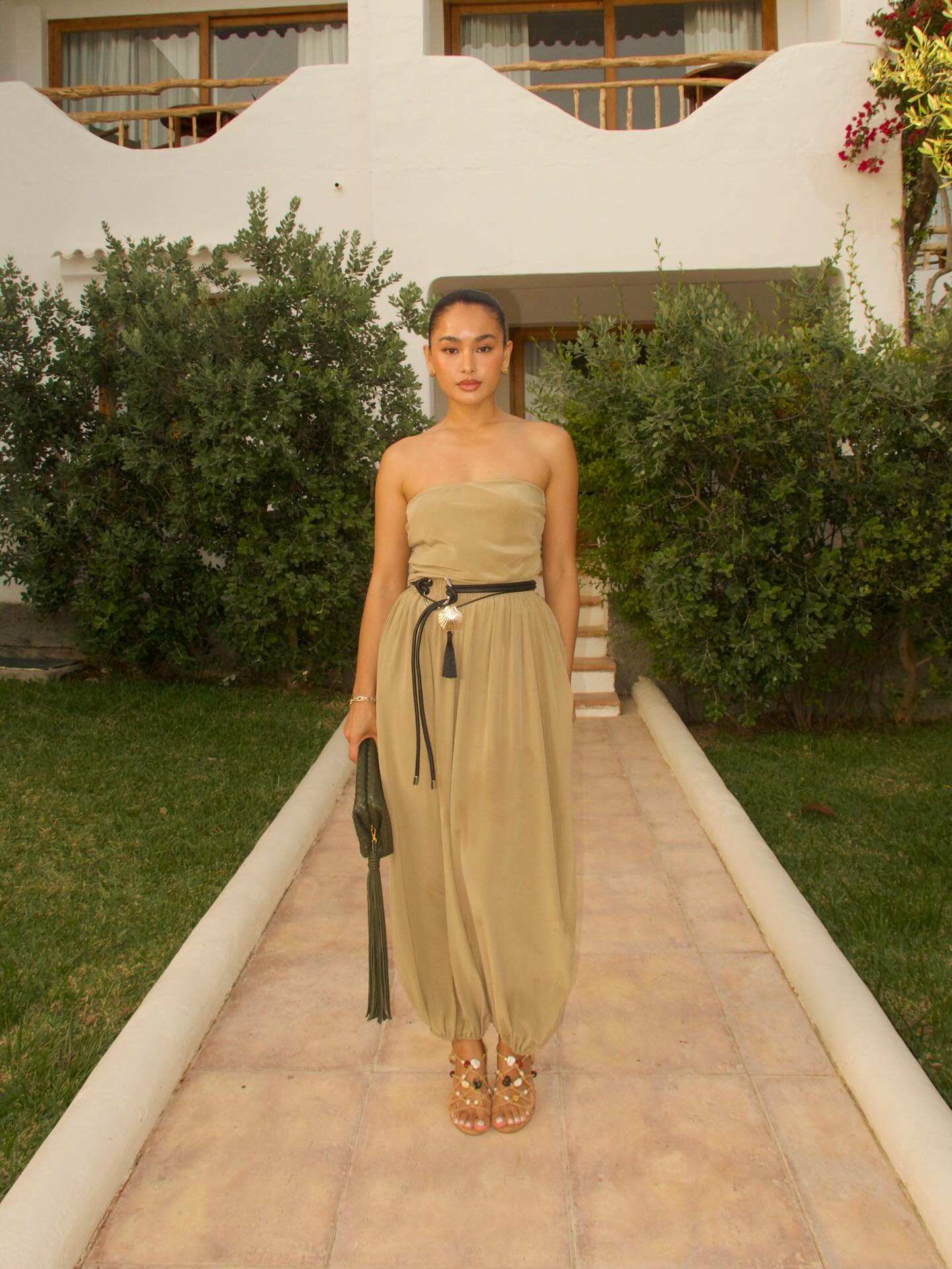 A woman wearing the princess shoe trend summer 2026.