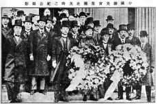 Zhang Bishi (fourth from the right, front row) led the Chinese delegation at the Panama-Pacific World Expo in San Francisco in 1915.