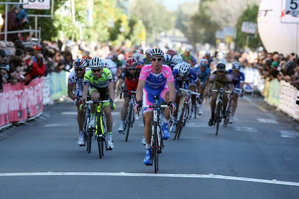 Danilo Hondo (Lampre - Farnese Vini) won stage four after team leader Alessandro Petacchi crashed out with 150 metres to go.
