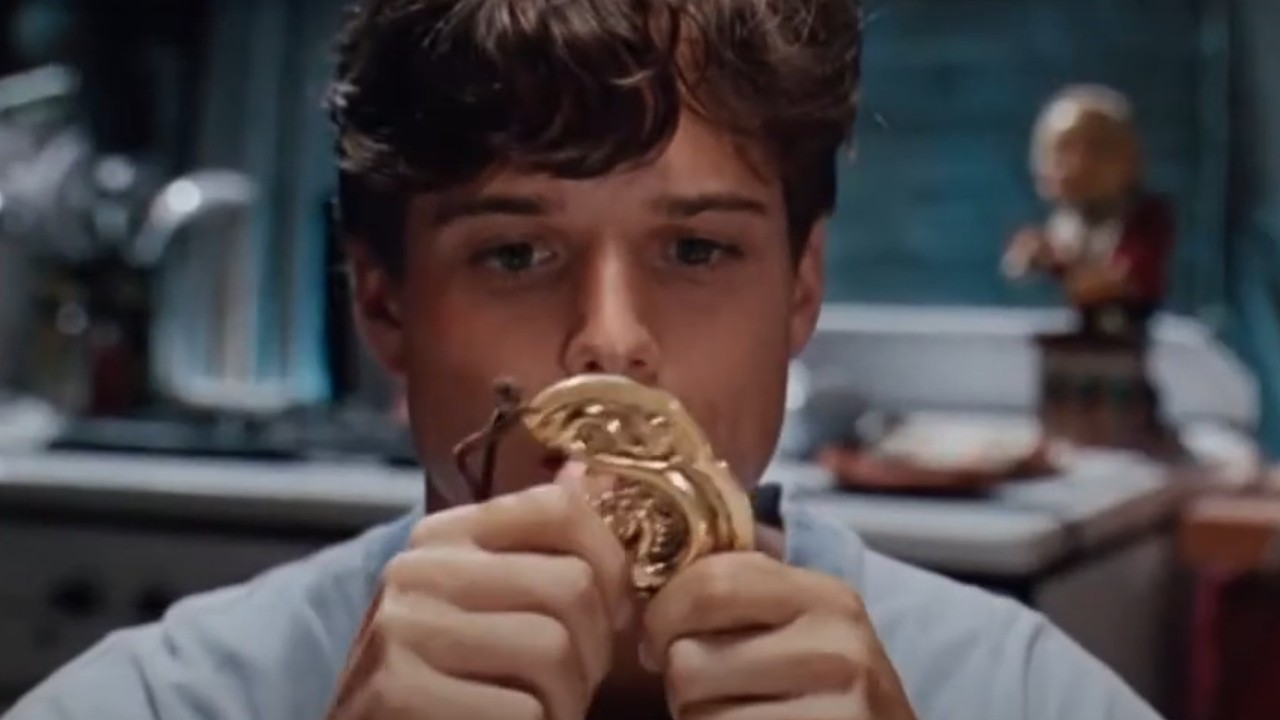 Scott Wolf holding his half of the medallion in Double Dragon