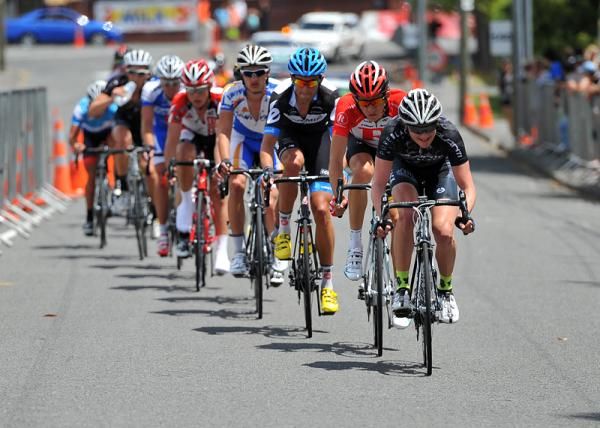 Shem Roger (Pure Black Racing) drives the bunch in an attempt to bring back the two leaders.