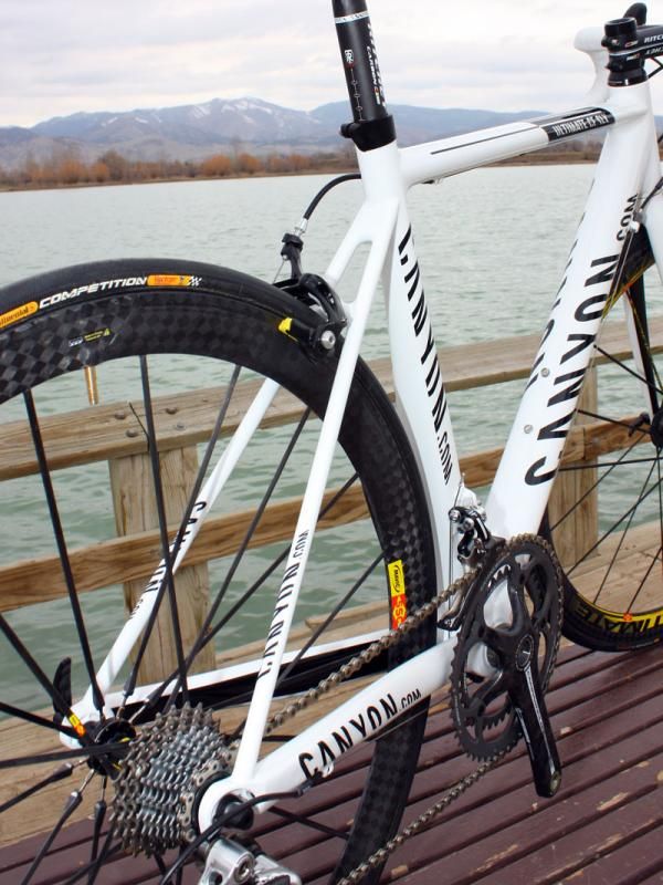 Pencil-thin seat stays make a beeline straight from the dropouts all the way up to the seat tube with no kinks or curves.