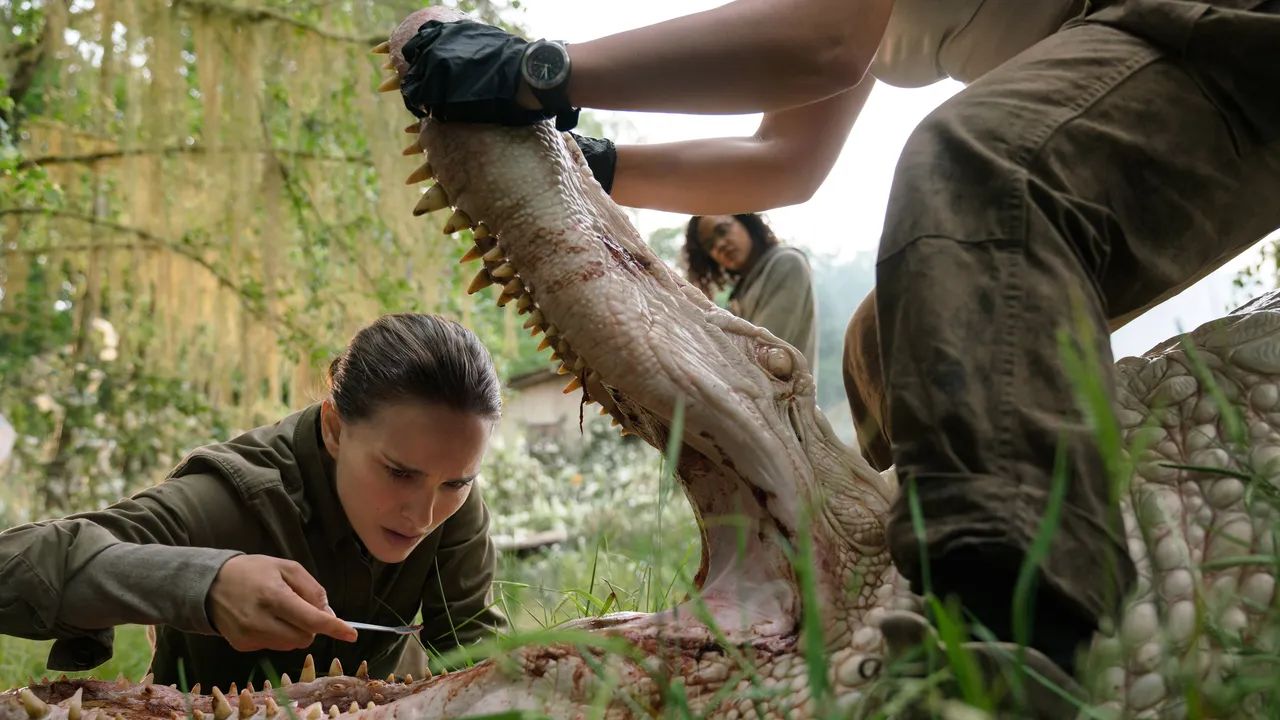 Natalie Portman investigating an albino crocodile in Annihilation