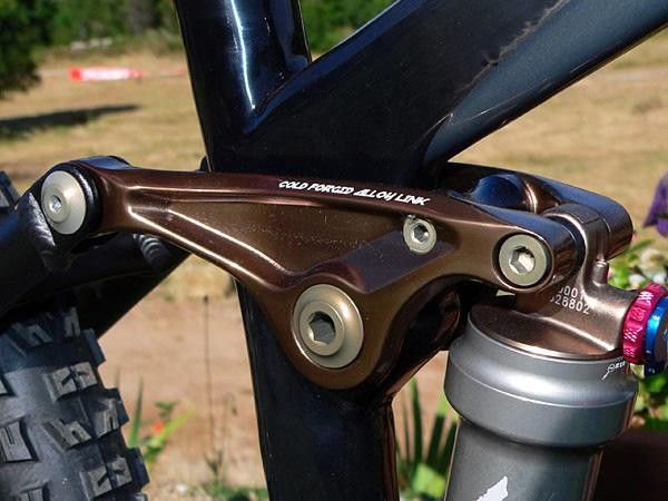 Huh? Last year's forged magnesium link has apparently been replaced with a forged aluminum one.