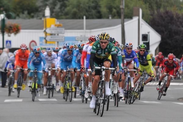 The peloton in Isbergues for the second lap