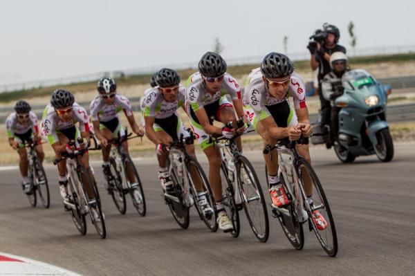 The EPM-UNE team looking good through a back side turn.