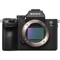 Pack Sony Alpha 7III + FE 28-60mm f/4-5.6 + FE 50mm f/1,8 + batterie : 300 € de réduction chez la Fnac