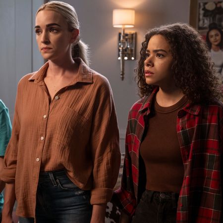 Diesel La Torraca as Austin Miller, Brianne Howey as Georgia Miller, Antonia Gentry as Ginny Miller in episode 305 of Ginny & Georgia.