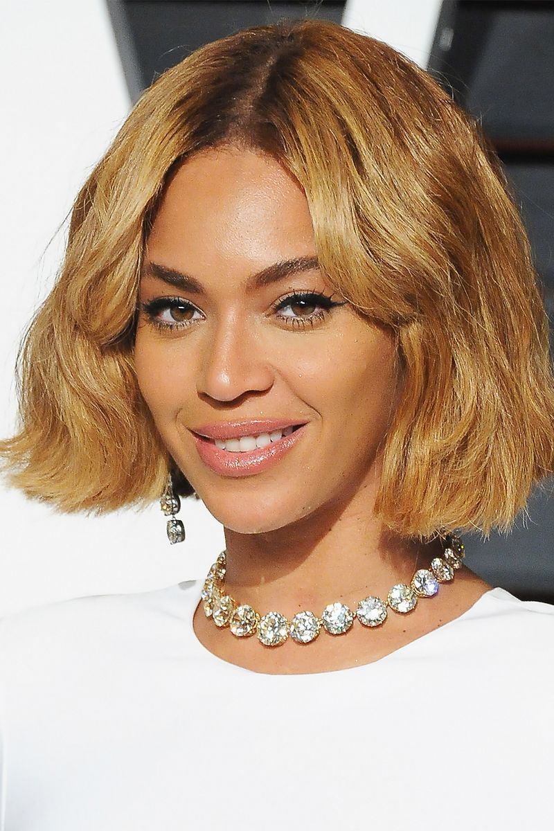 Hair, Face, Hairstyle, Blond, Eyebrow, Chin, Layered hair, Bob cut, Beauty, Hair coloring,