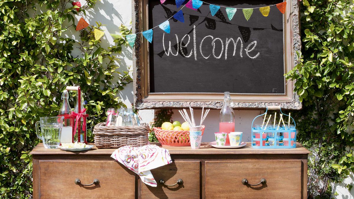 How to Set Up a Drink Station for a Party?