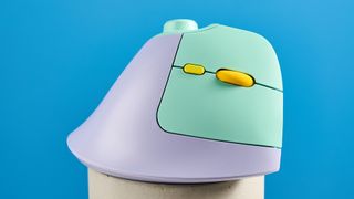 Seenda MOU-302 Vertical Wireless Mouse in ming and purple colour way with yellow accents photographed on a blue background. 