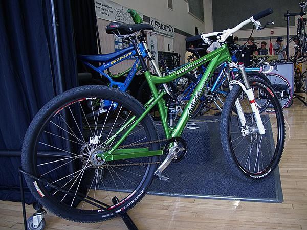 LenzSport's unique concentric main pivot allows for full-suspension singlespeed setups like on this 29" Milk Money.