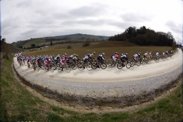 The bunch tackles the famous strade bianche.