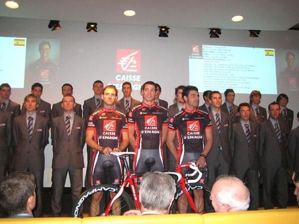 Only Valverde, Portal and Pereiro wore lycra, the rest of the team was stylish in suits