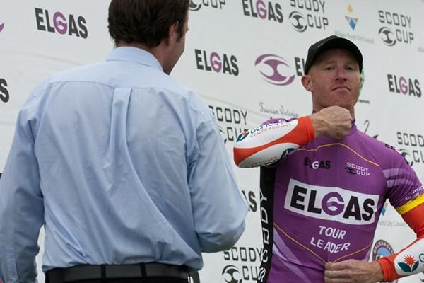 Joel Pearson (Genesys Wealth Advisers) zips up his tour leaders purple jersey on the podium in Manangatang.
