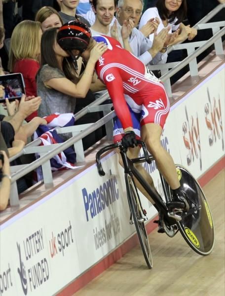 Chris Hoy kisses girlfriend Sarra Kemp
