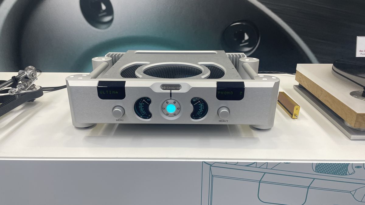 Chord Electronics Ultima Phonostage on stand