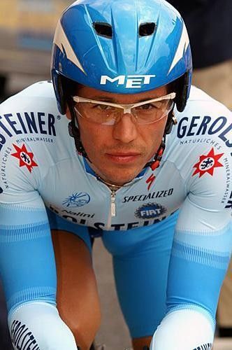 Streamlined and set to go. Ronny Scholz (Gerolsteiner) about to head off in the tt