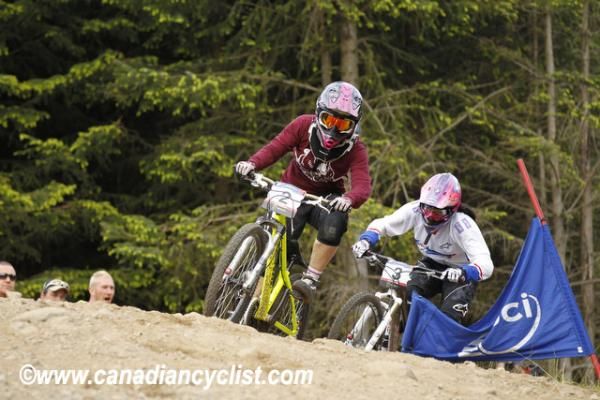 Joey Gough leads Anneke Beerten (Milka-Trek) in the final