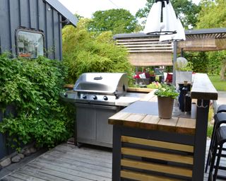 A small bbq area with breakfast bar