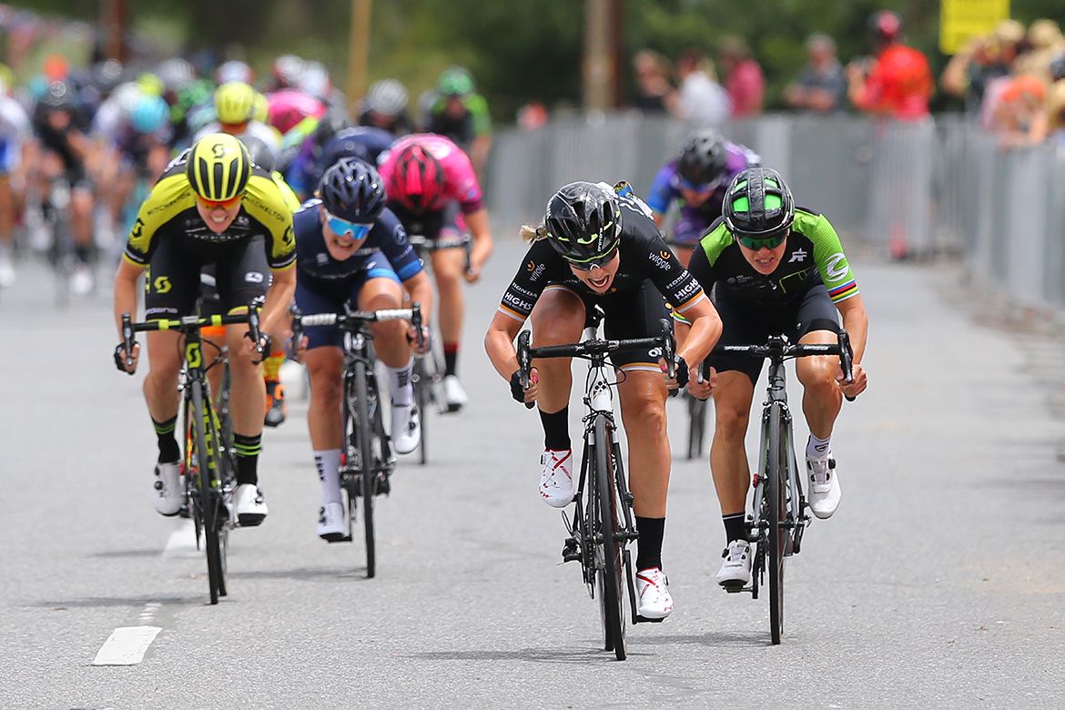 Annette Edmondson (Wiggle High5) sprinting from the front