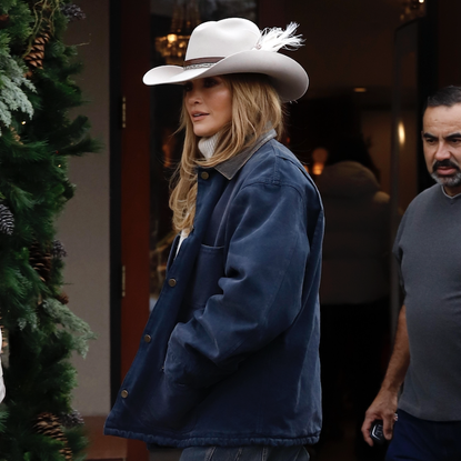 Jennifer Lopez is seen on December 29, 2024 in Aspen, Colorado wearing barrel leg jeans and an ivory cowboy hat