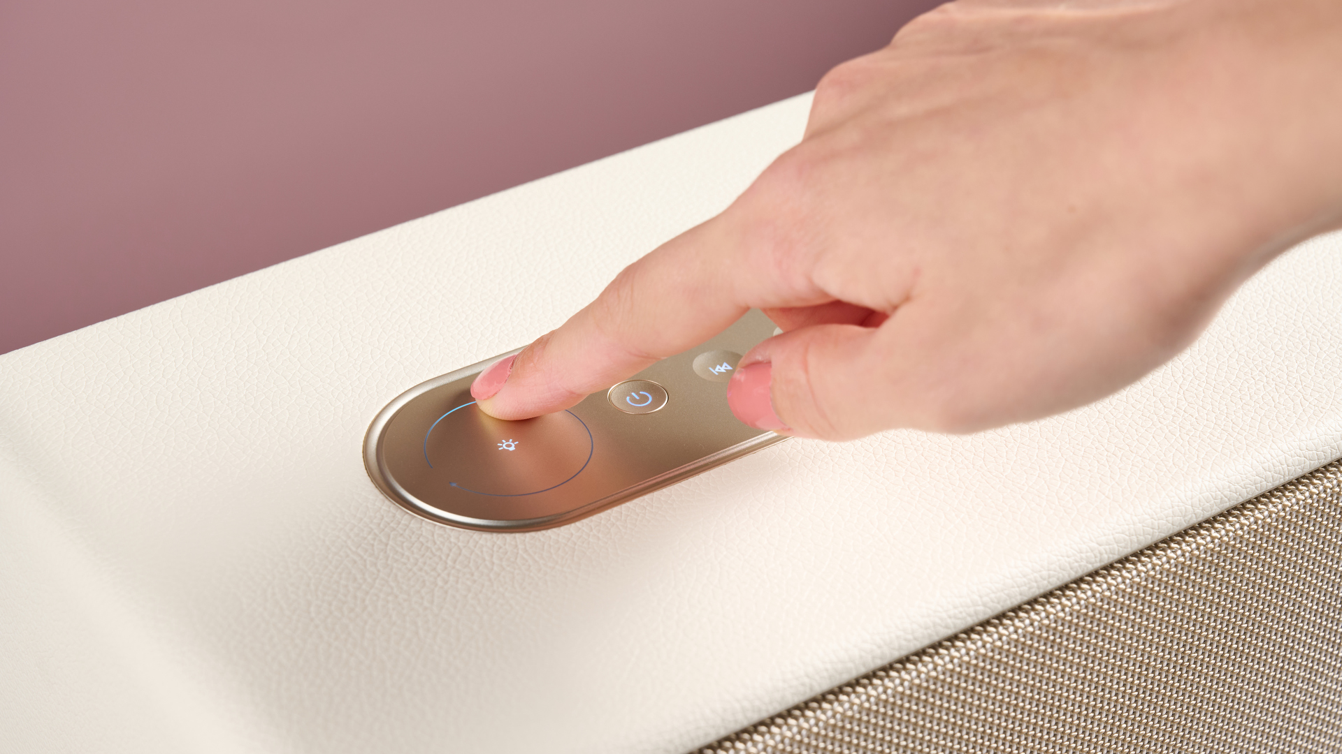 A woman's hand sets the volume dial on the top of the Edifier ES300.