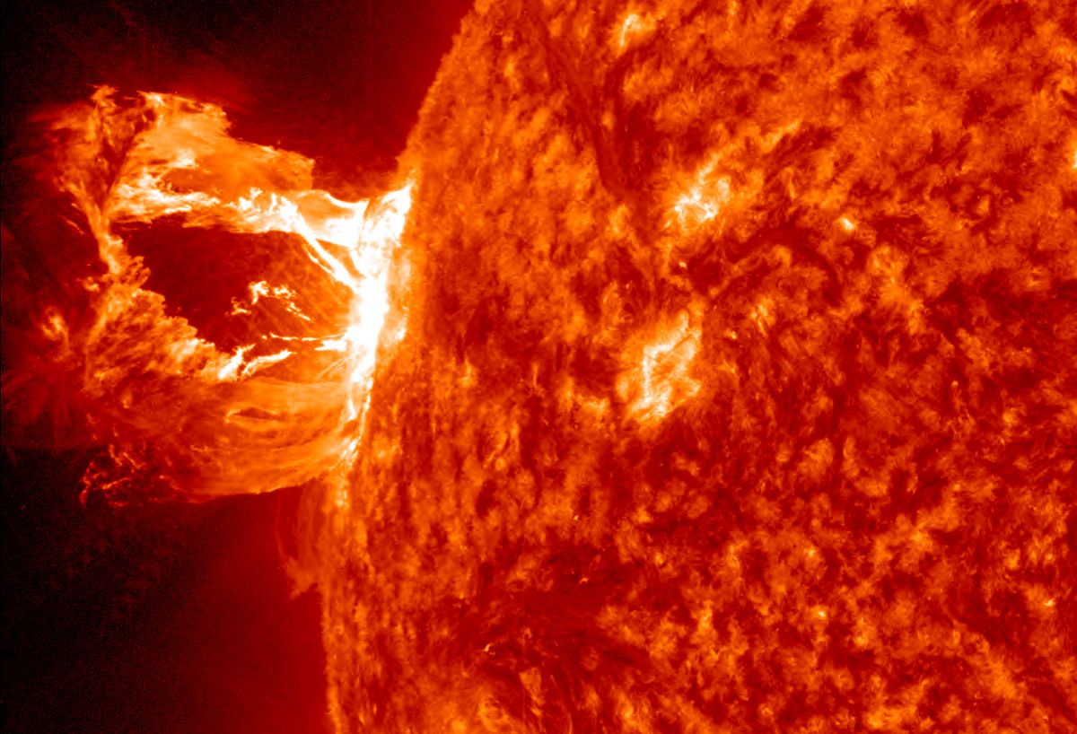 Cannibal' coronal mass ejection from 'dark plasma plume' will slam into Earth tomorrow (Aug. 18) | Live Science