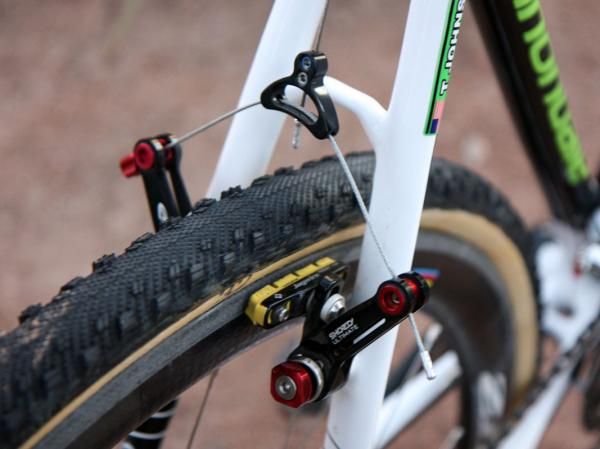 There's plenty of tire clearance around the narrow Cannondale SuperX seat stays.