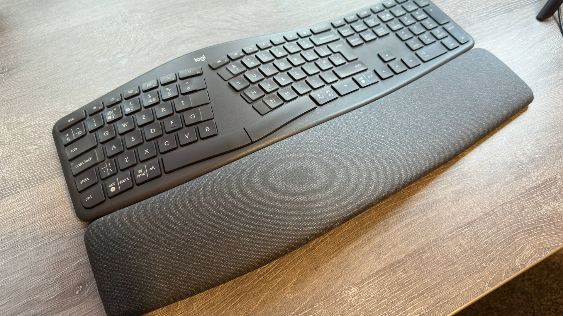 【美品】Logicool ERGO K860 Logitech ERGO K860 Ergonomic Split Keyboard - Black