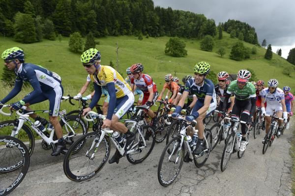 Movistar control the peloton for Rui Costa