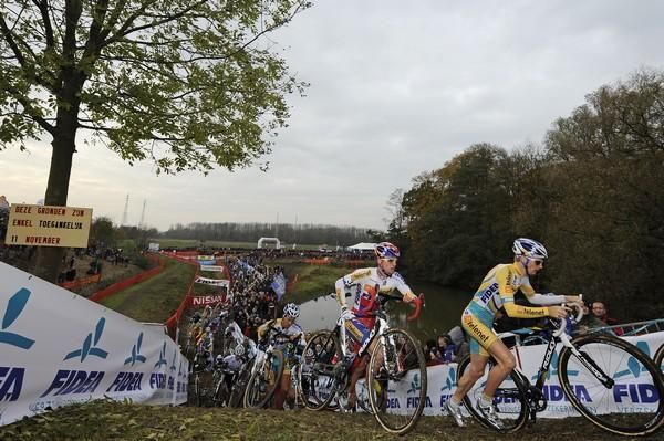 The elite men's field makes its way up on the first lap.