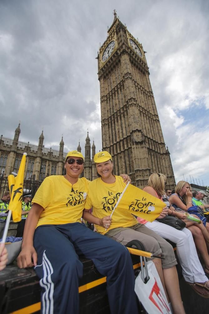 Fans waiting near Big Ben for the race.