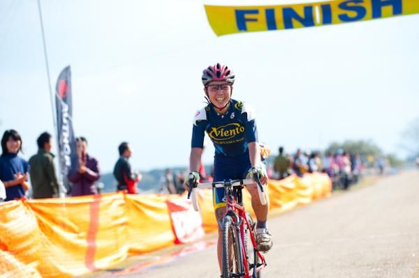 Miyauchi Sakiko (Viento) smiles as she crosses the line victorious.