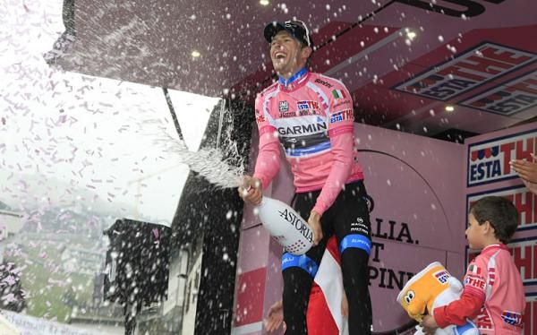 Ryder Hesjedal (Garmin - Barracuda) opens the champagne