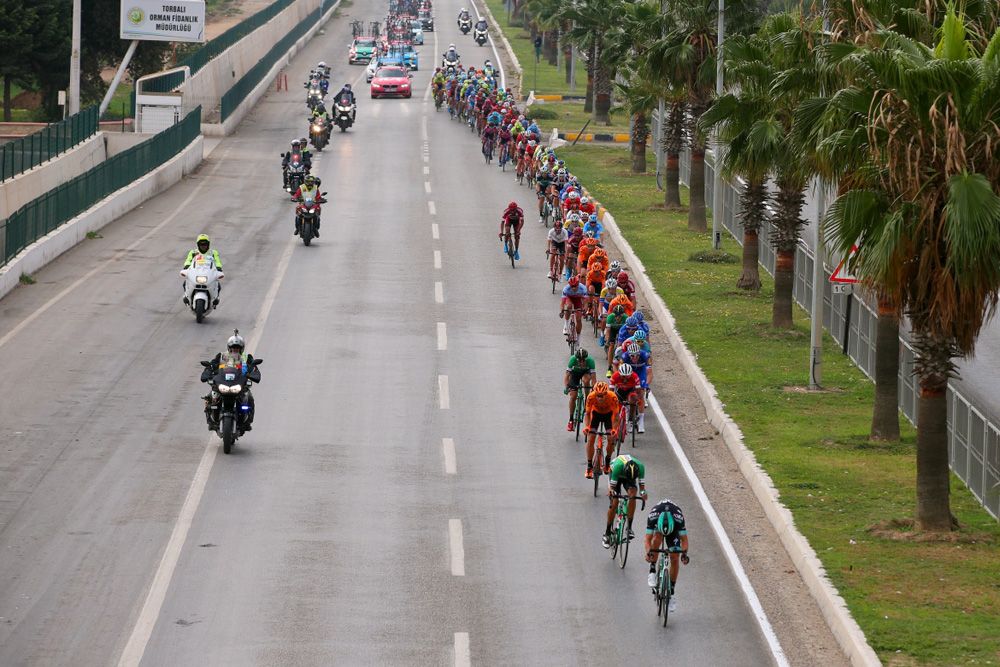 The peloton was often lined-out due to the speed