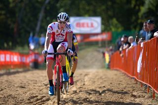 Laurens Sweeck (ERA-Circus) riding through the sandpit