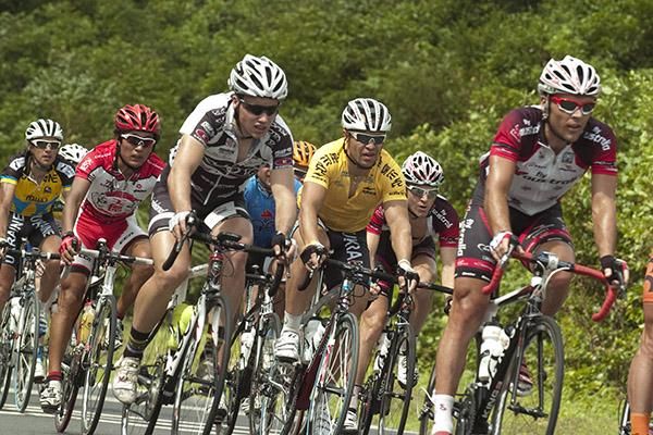 Riders descend early into the second stage with tour leader Yuriy Metlushenko (Ukrainian National Team) among them.