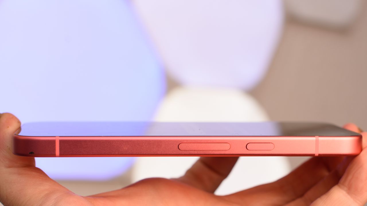 Google Pixel 9a set fra siden.