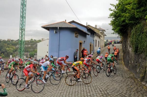 The peloton tackle a cobbled climb