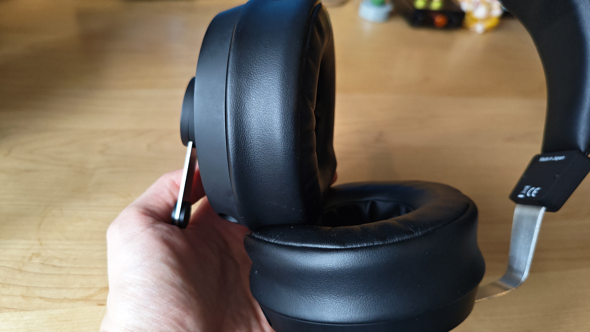 The Final DX3000 CL closed back headphone.