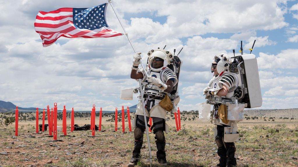 NASA astronauts practice 'moonwalking' in the Arizona desert (photos ...